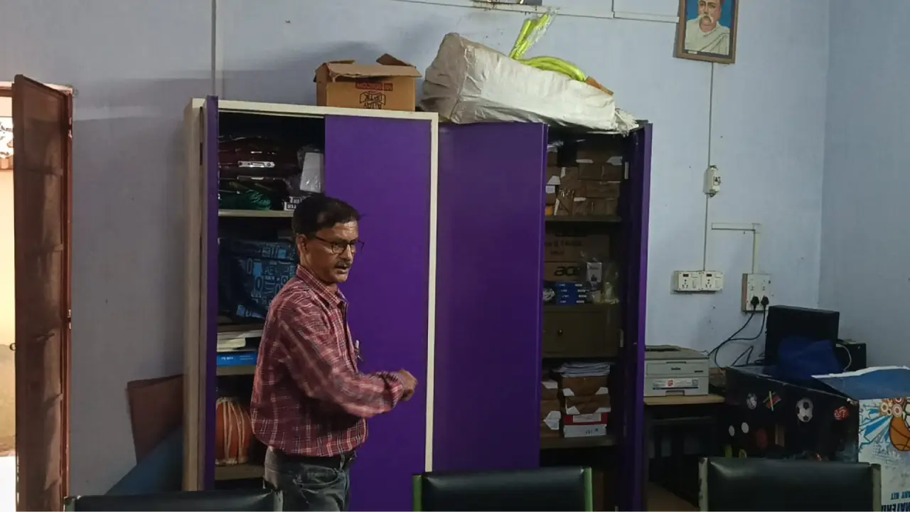 স্কুল বন্ধ থাকতেই ‘স্মার্ট’ চোরদের নিশানা, উদয়পুরে চাঞ্চল্যকর ঘটনা!