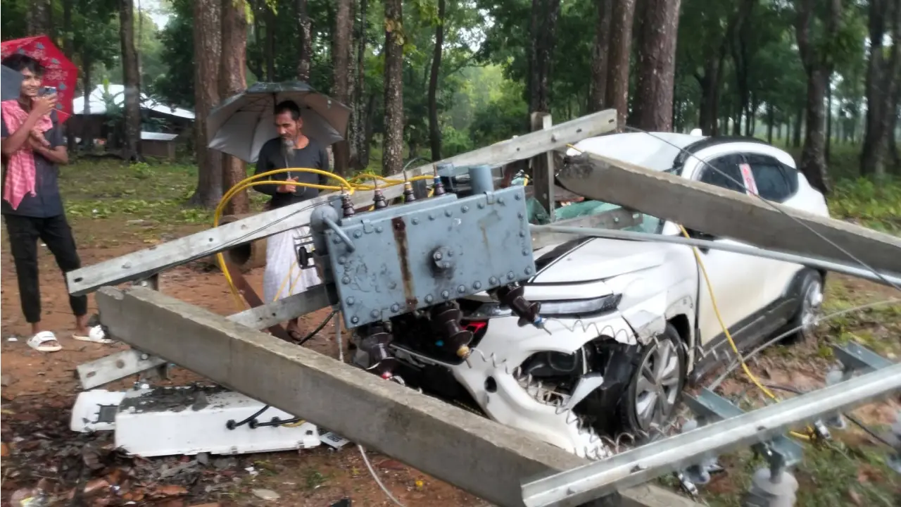 বৃষ্টির সময় দুর্ঘটনার কবলে যাত্রীবাহী গাড়ি