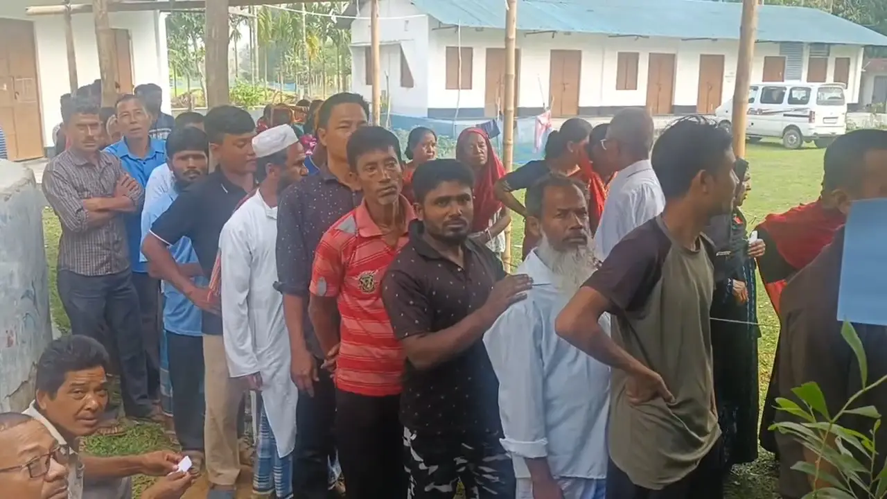 ২২-কাঁঠালিয়া মির্জা রাজাপুরে উৎসবমুখর ভোটগ্রহণ কেন্দ্রগুলোতে ভোটারদের দীর্ঘ লাইন