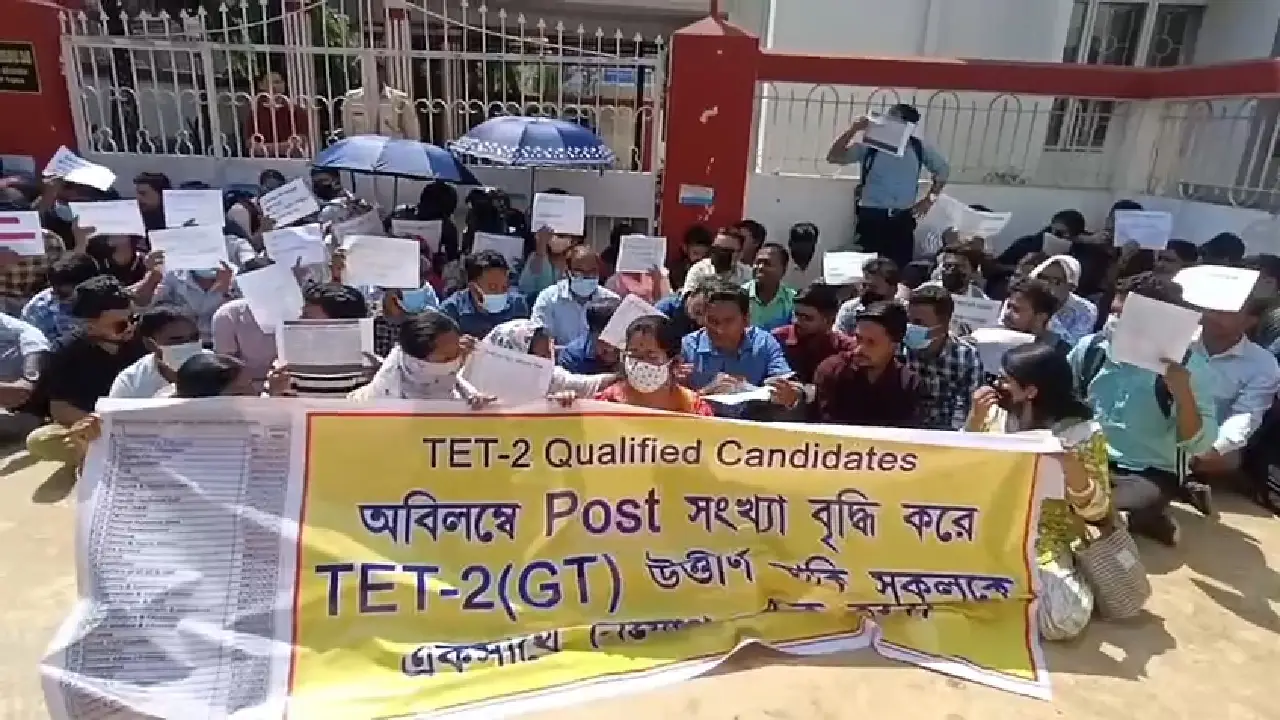 নিয়োগের দাবিতে উত্তাল আগরতলা: অর্থমন্ত্রীর বাসভবন ঘেরাও করলেন টেট-২ উত্তীর্ণরা
