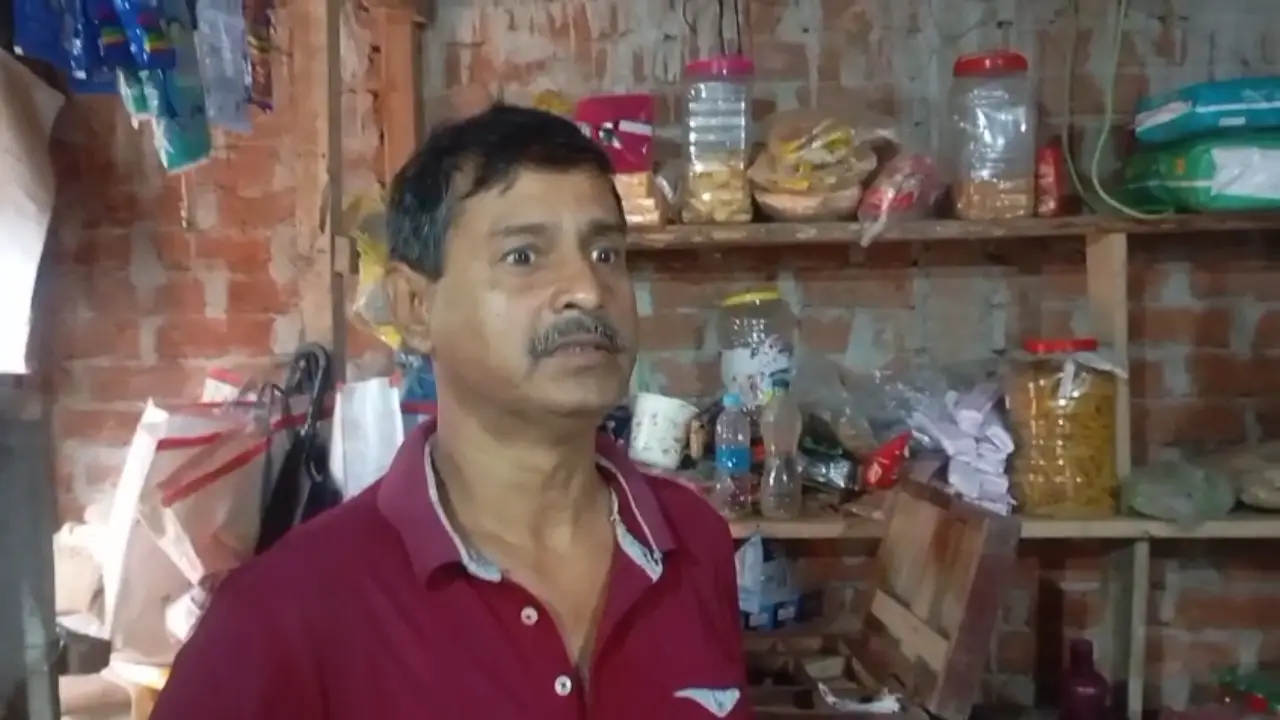 গ্রামে রাত নামলেই আতঙ্ক! সীমান্তের এই এলাকায় হঠাৎ কী ঘটছে, দিশেহারা দোকানদাররা