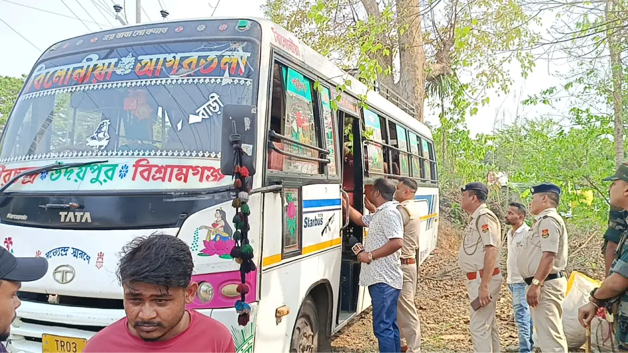 গর্জিতে বাস থামিয়ে ৫০ কেজি গাঁজা উদ্ধার