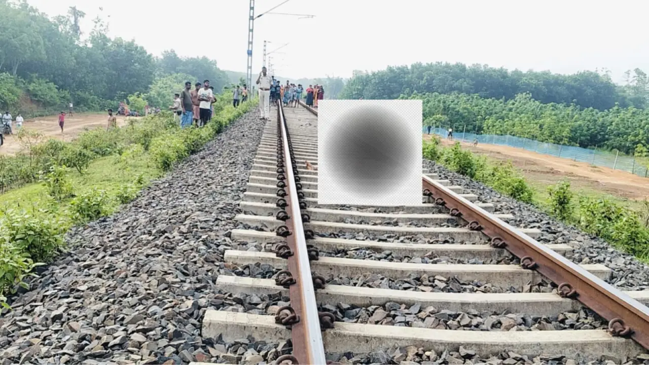 চলন্ত ট্রেনের ধাক্কায় অজ্ঞাতপরিচয় যুবকের মৃত্যু।