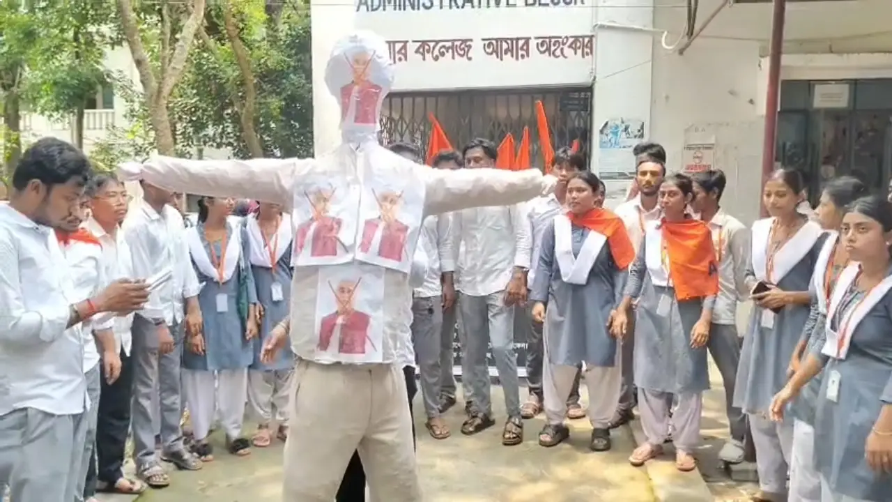 আন্দোলনে উত্তাল হয়ে উঠল গোটা কলেজ চত্বর