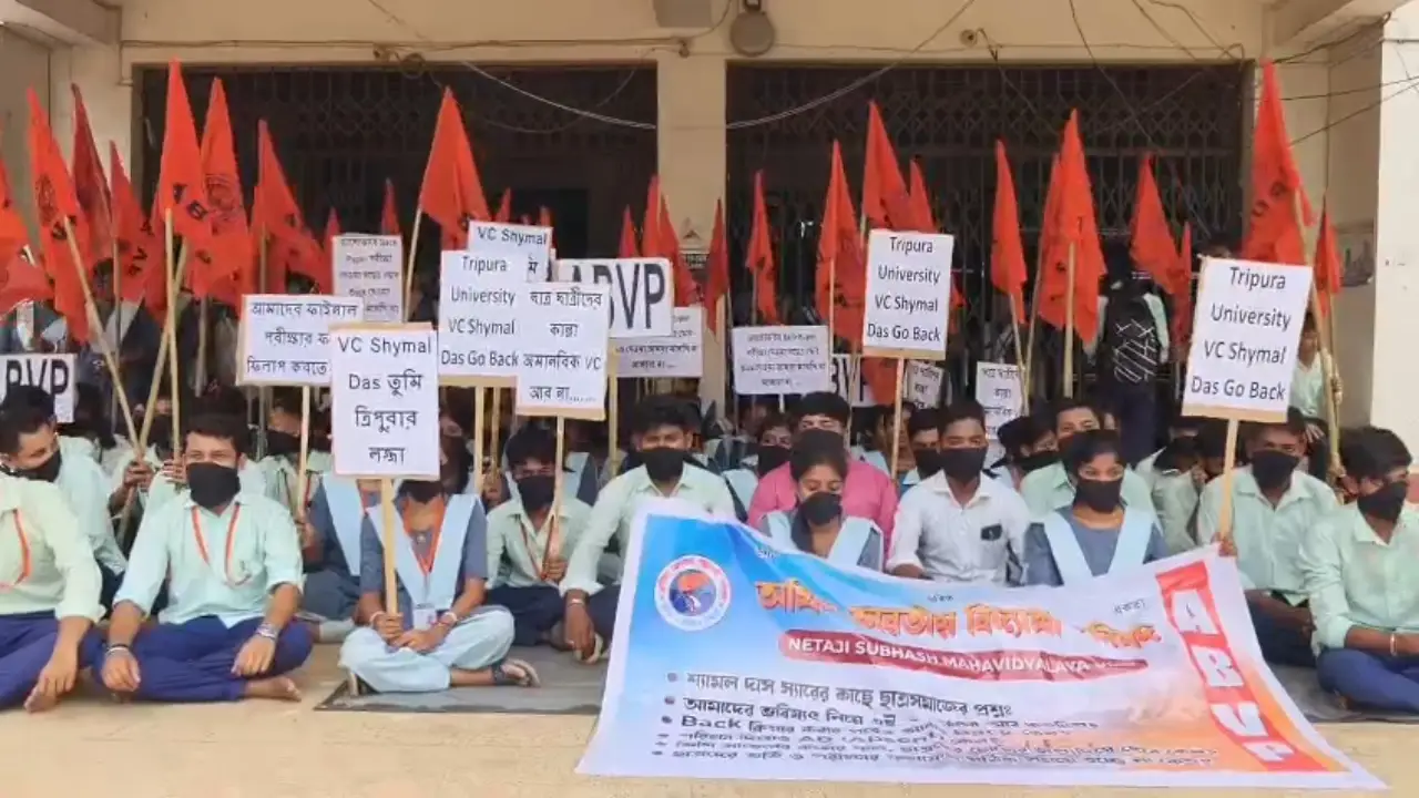 মৌন আন্দোলনে সামিল হলেন ছাত্র-ছাত্রীরা।
