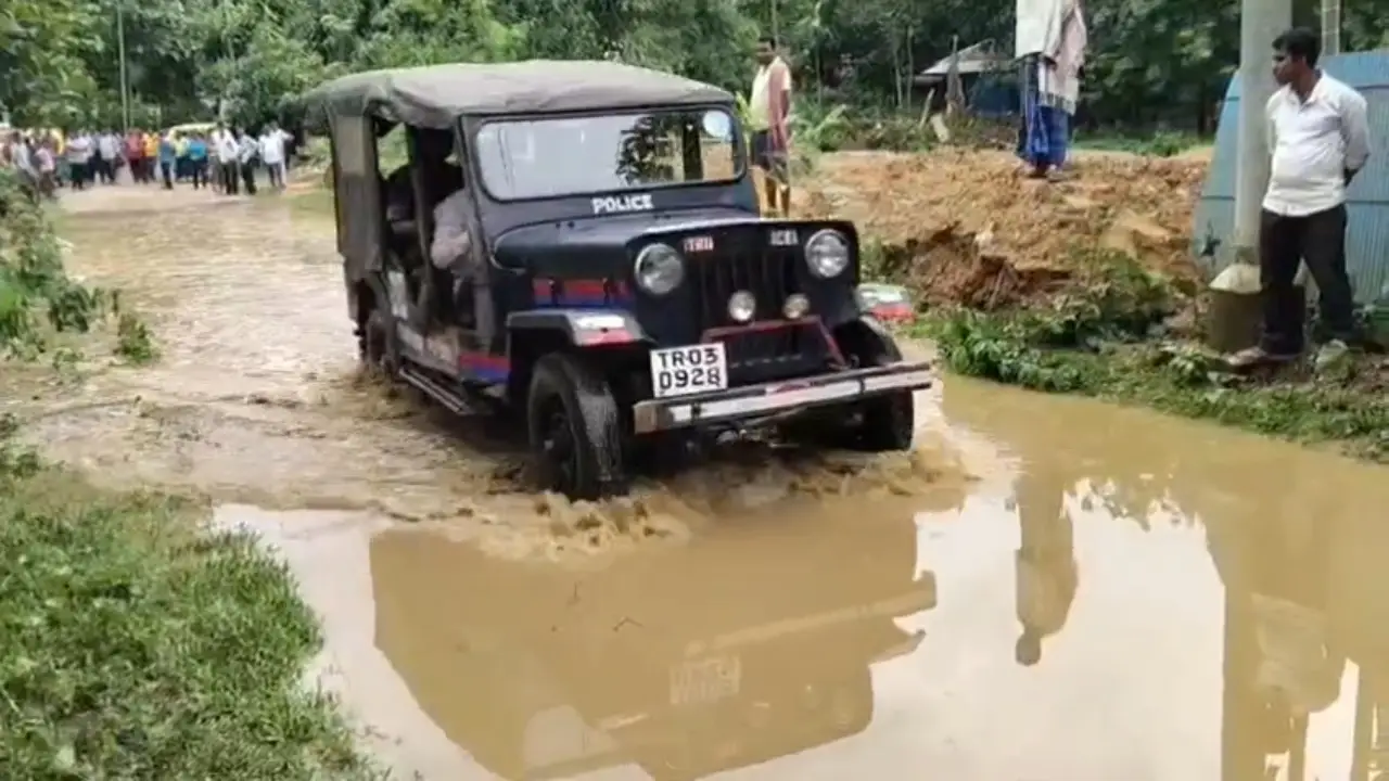 কুশারঘাট এলাকায় পথ অবরোধে বসলো যান চালক ও স্থানীয় লোকজনেরা।