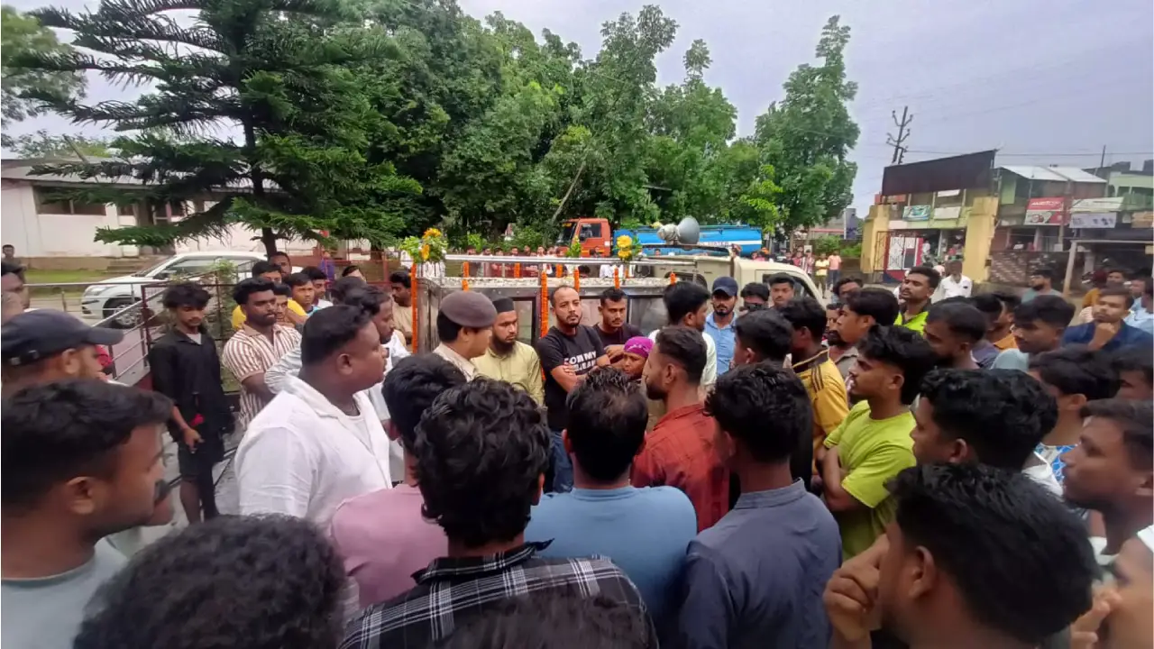 বিএসএফের গুলিতে আহত যুবকের মৃত্যু, কলমচৌড়া থানায় বিক্ষোভে উত্তাল জনতা।