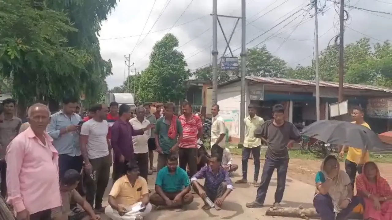 মগ পাড়ায় দীর্ঘদিন বিদ্যুৎ পরিষেবায় নাজেহাল হয়ে পথ অবরোধে  বসলো স্থানীয় লোকজনেরা।