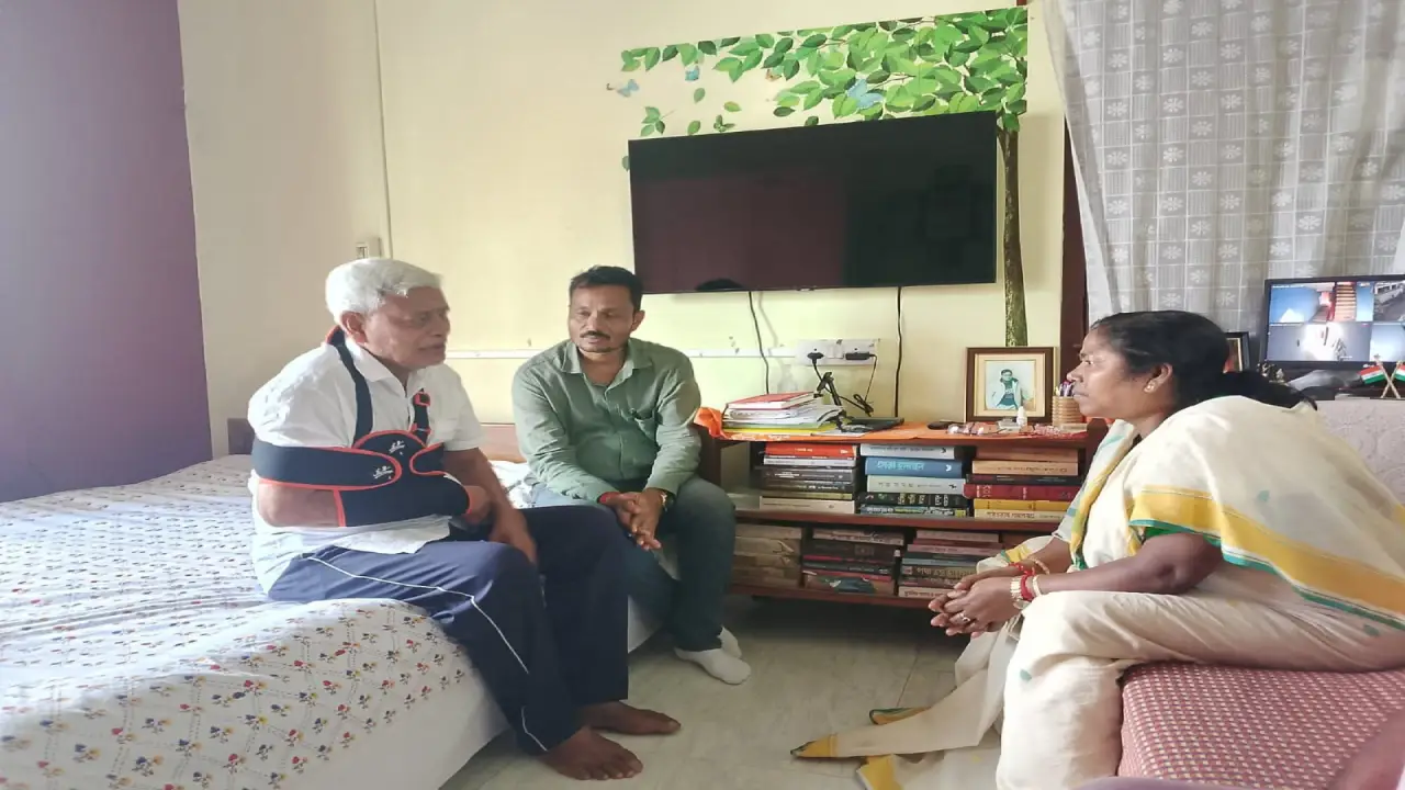 অসুস্থ উদয়পুরের পৌর চেয়ারম্যান কে দেখতে বাসভবনে ছুটে গেলেন প্রাক্তন কেন্দ্রীয় প্রতিমন্ত্রী প্রতিমা ভৌমিক।