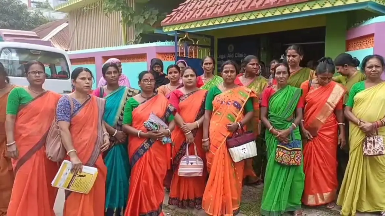 বিভিন্ন দাবিতে অঙ্গনওয়াড়ি কর্মীরা রাস্তায় নামলো ।