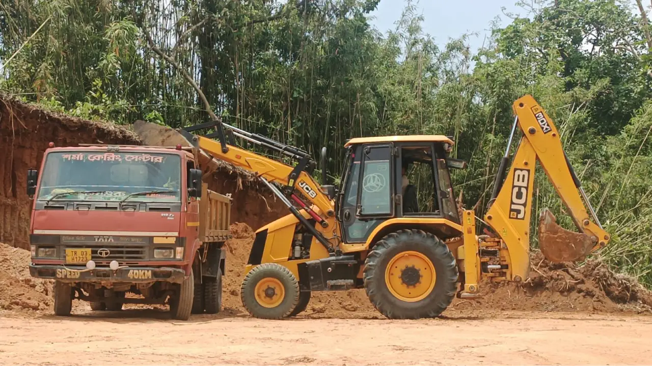বগাফা ফরেষ্ট রেঞ্জ অফিস সংলগ্ন এলাকাথেকে বনদপ্তরের জায়গাথেকে মাটি বিক্রির অভিযোগ উঠেআসছে।
