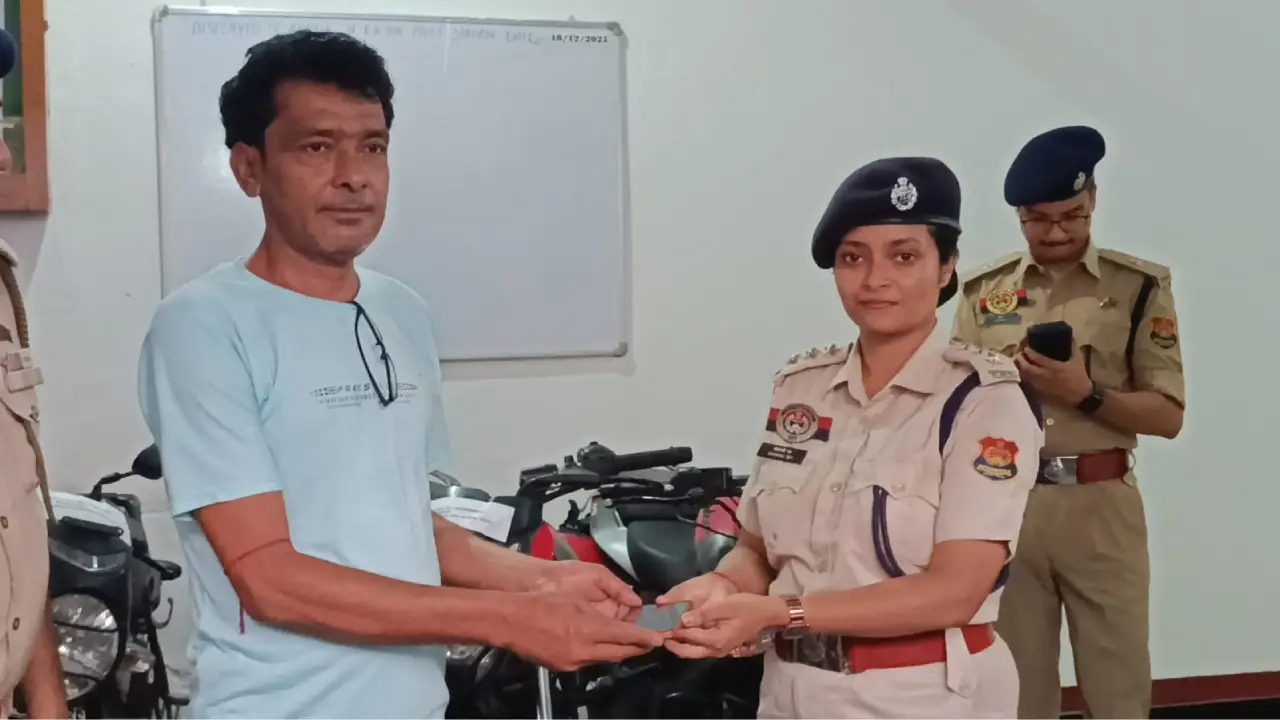 পুলিশের প্রচেষ্টায় সাফল্যের মুখ দেখলো জনতা । ২২টি মোবাইল ফোন সহ চুরি যাওয়া চারটি মোটর বাইক উদ্ধার করে রাধাকিশোরপুর থানার পুলিশ ।