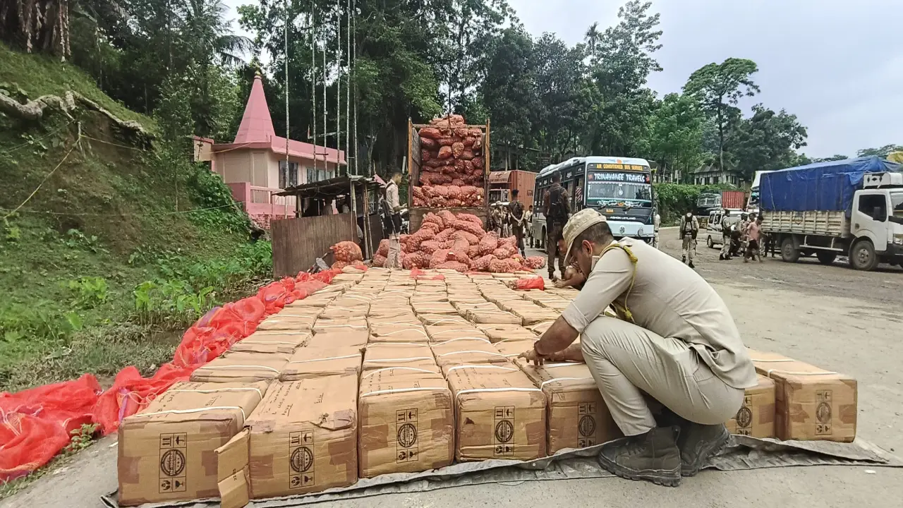 অর্ধ কোটি টাকার নিষিদ্ধ নেশার সিরাপ জব্দ অসম চুরাইবাড়িতে। ধৃত চালক।