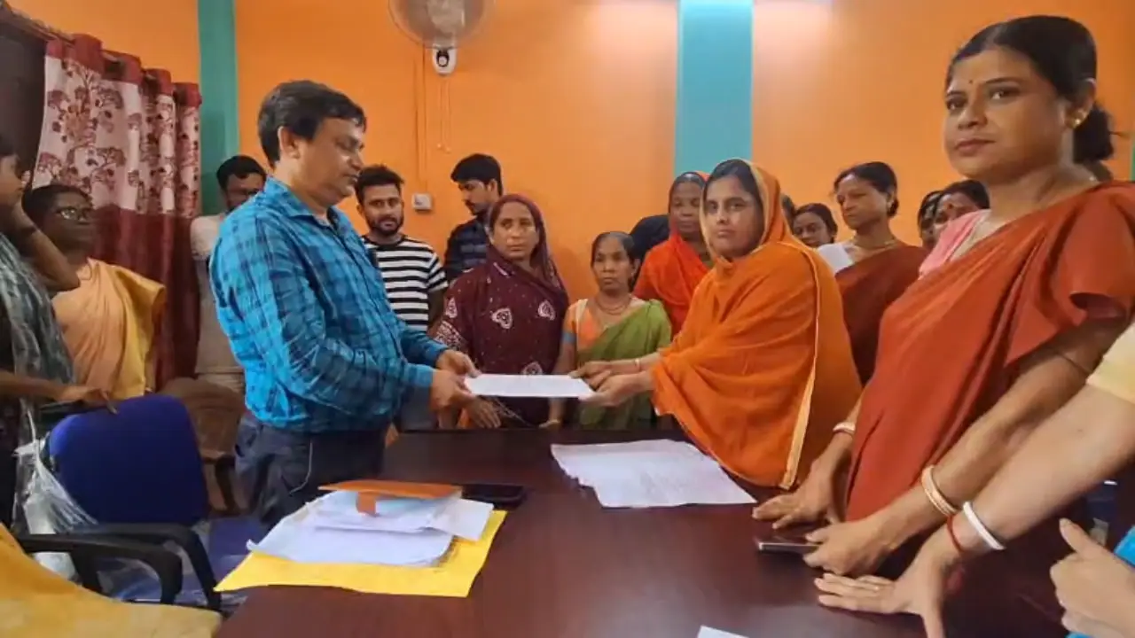১৬ দফা দাবিতে কদমতলায় সিডিপিও অফিস ঘেরাও অঙ্গনওয়াড়ী কর্মী-সহায়িকাদের