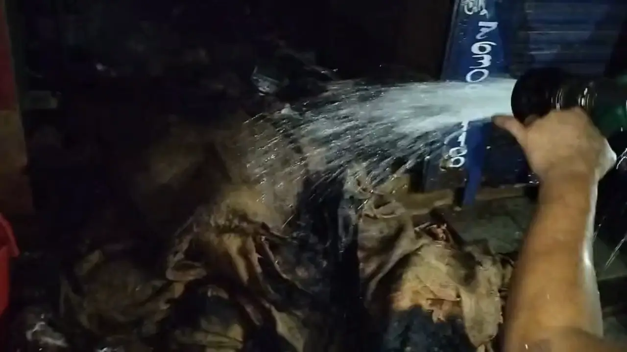 দমকল কর্মীদের তৎপরতায় অল্পতে রক্ষাপেলো শান্তির বাজার সব্জী বাজার।