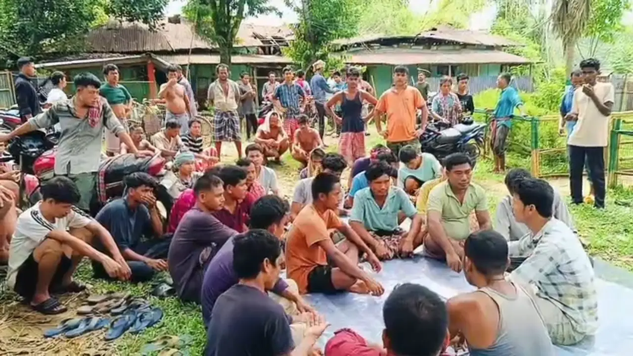 রাবার বাগানে অফিসার ইনচার্জ ফটিক জমাতিয়ার বদলির প্রতিবাদে তীব্র ক্ষোভে ফেটে পড়েছেন শ্রমিকরা