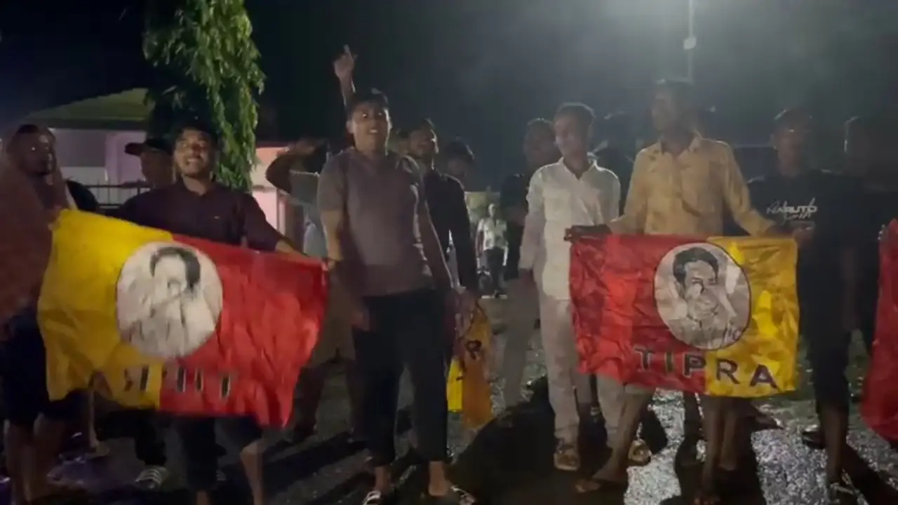 গর্জি ফাঁড়ি থানা ঘেরাও করে তিপ্রা মথা কর্মী সমর্থকরা