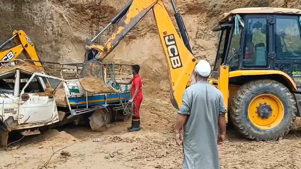 মাটি চাপায় দুই যুবকের মৃত্যু, দর্শকের ভূমিকায় দুর্যোগ মোকাবিলা দল!