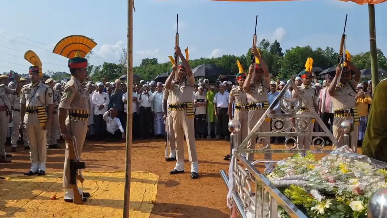 রাষ্ট্রীয় মর্যাদায় শেষ বিদায় প্রাক্তন বনমন্ত্রী ও প্রবীণ সিপিআই(এম) নেতা ফয়জুর রহমানকে।