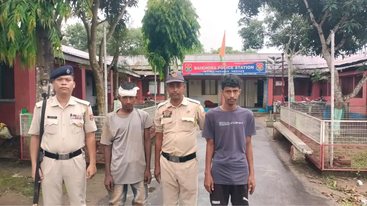 জোলাইবাড়ী এলাকাথেকে দুইজন চোরকে আটক করে বাইখোড়া থানার পুলিশের হাতে তুলেদিলো স্থানীয়রা।