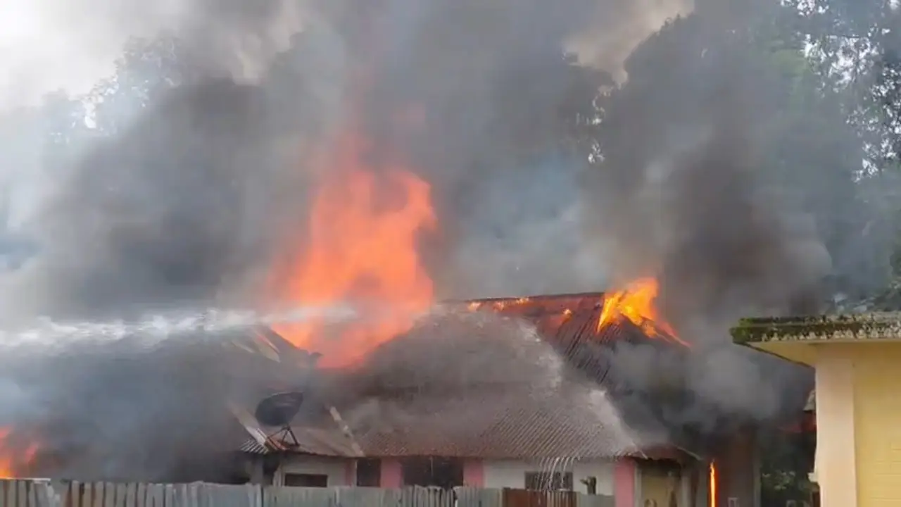 সকালের আগুন ঘিরে উঠছে একের পর এক প্রশ্ন, ক্ষোভে ফুঁসছেন স্থানীয়রা