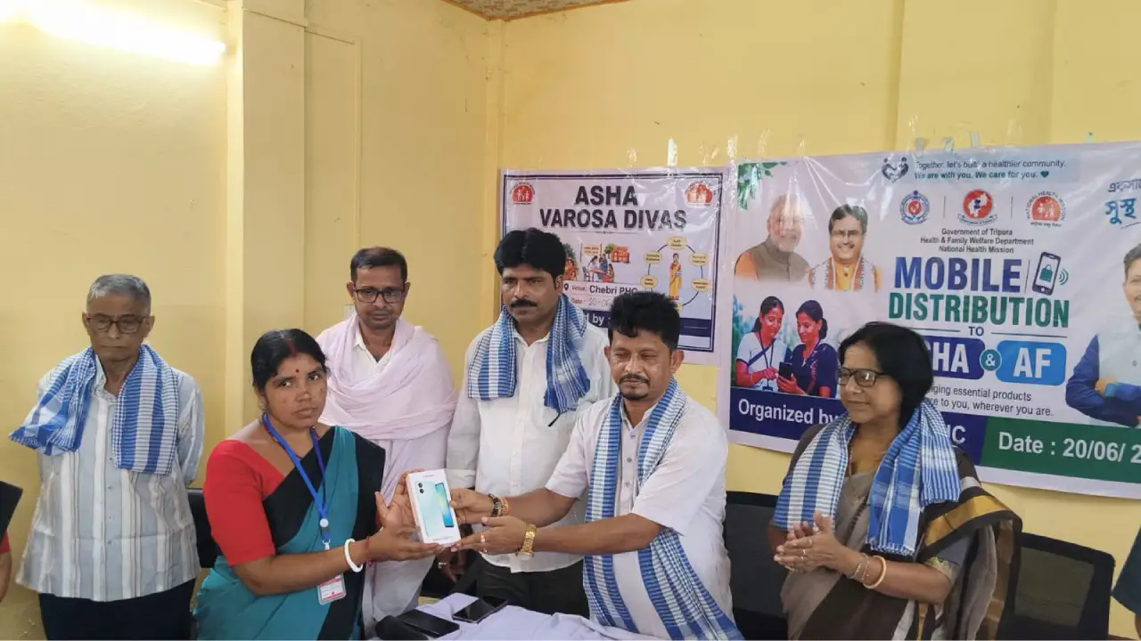 খোয়াইয়ের চেবরী প্রাথমিক স্বাস্থ্য কেন্দ্রের আশা কর্মীদের হাতে স্মার্টফোন বিতরণ