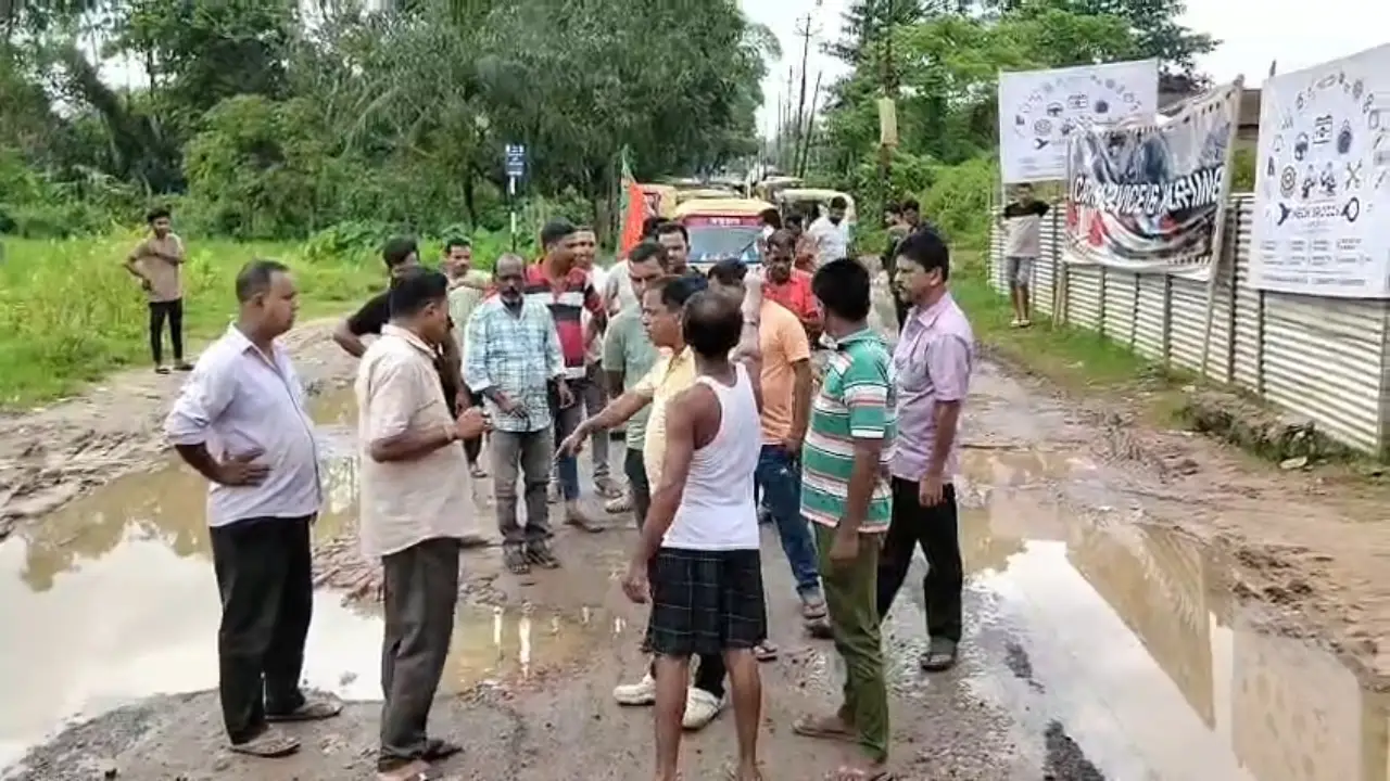 বিজেপি সরকারের অনুন্নয়নের বিরুদ্ধে, রাস্তা অবরোধ করছে স্বদলীয় লোকেরাই