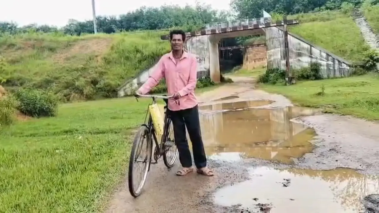 বীরচন্দ্র থেকে মুড়াসিং পাড়া এলাকায় যাতায়তের রাস্তাটি দীর্ঘ অনেকবছর যাবৎ ভগ্ন দশায় পরেরয়েছে।