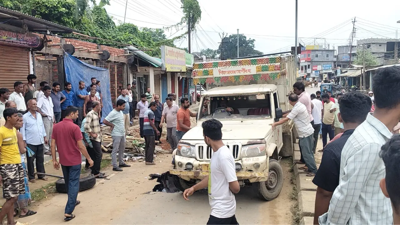 শান্তির বাজারে দুর্ঘটনার কবলে পরলো অবৈধভাবে গরু বোঝাইকরা গাড়ী ।