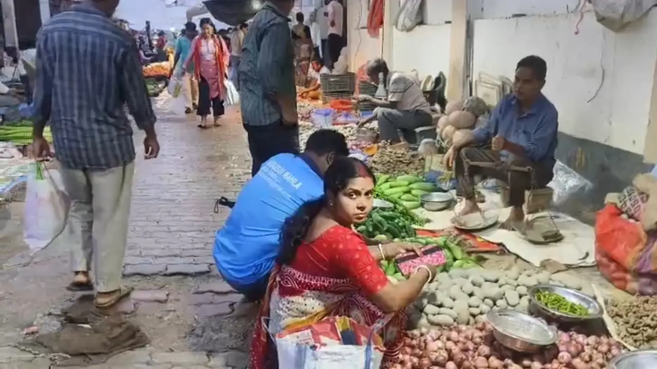 দ্রব্যের লাগামছাড়া মূল্যবৃদ্ধিতে দিশেহারা সাধারণ মানুষ।