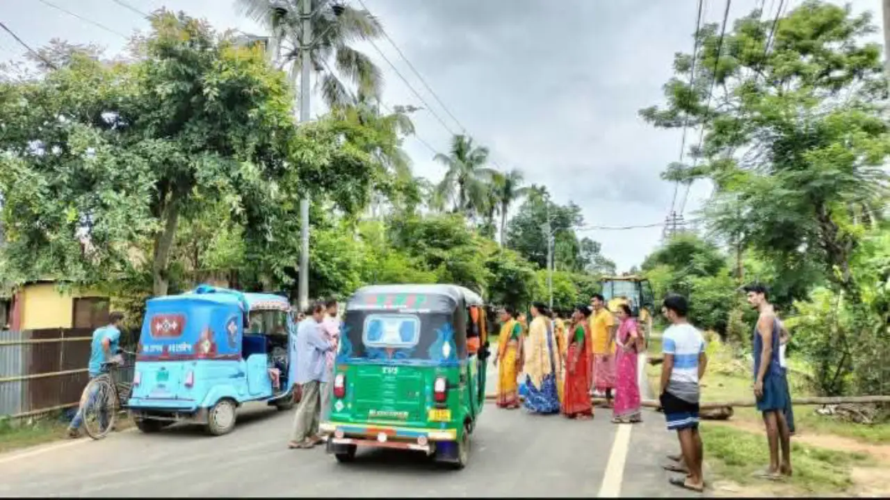পানীয় জলের দাবিতে কলসি হাতে মহিলাদের রাস্তা অবরোধ, দক্ষিণ মহেশপুরে যানজট