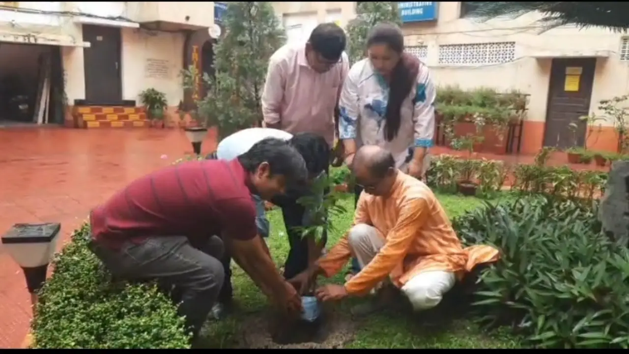 কলকাতার সল্টলেকস্থিত ত্রিপুরা ভবনে বৃক্ষরোপণ অনুষ্ঠান