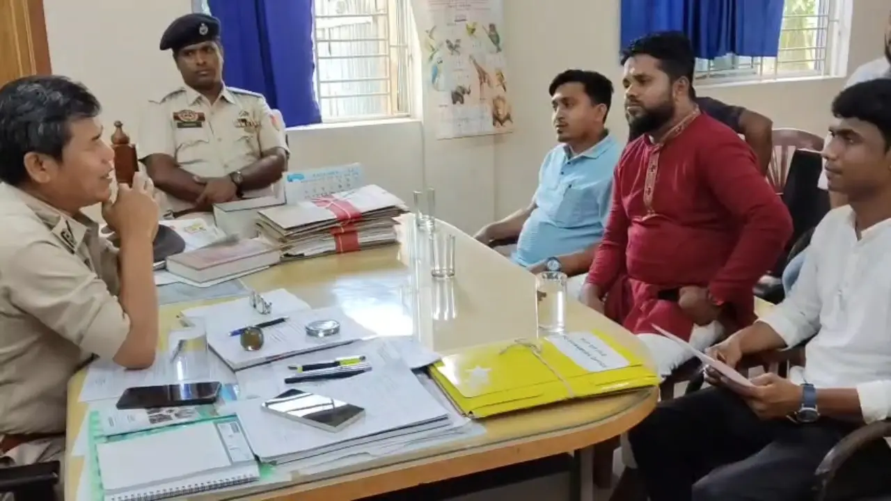 ৪ দফা দাবিতে সোনামুড়া পুলিশ আধিকারিক এর নিকট বামপন্থী যুব সংগঠনের প্রতিনিধি মূলক ডেপুটেশন।