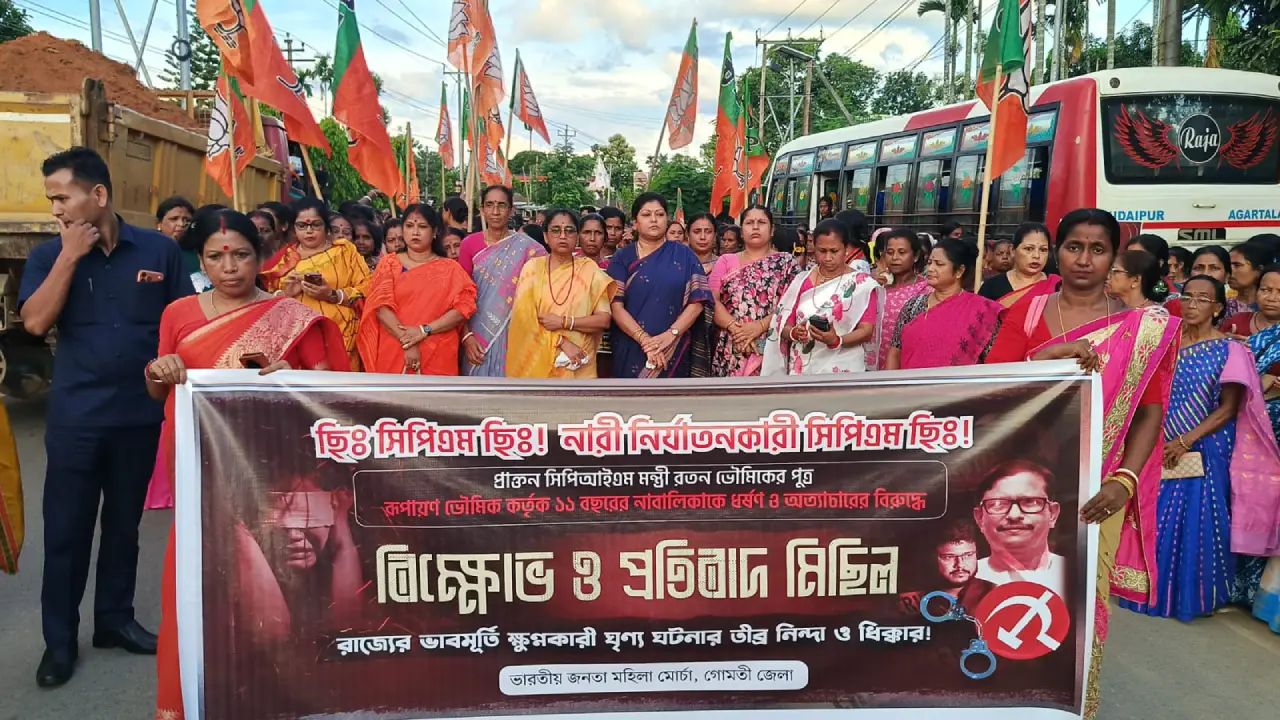 প্রাক্তন বাম মন্ত্রীর পরিবার ঘিরে অভিযোগ, কাকড়াবনে শুরু নতুন রাজনৈতিক ঝড়