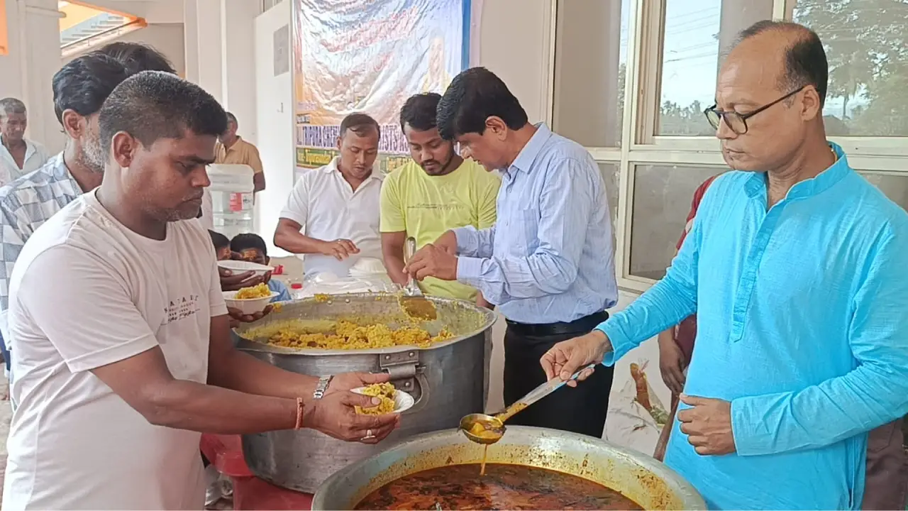 ত্রিপুরেশ্বরী মন্দির প্রাঙ্গণে দর্শনার্থীদের মধ্যে দেওয়া হয় ভান্ডারা
