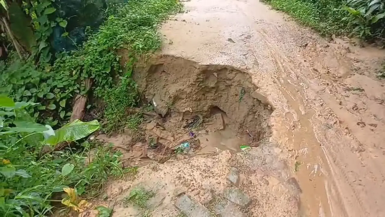 রাস্তা নাকি মৃত্যুফাঁদ? কলমক্ষেতের এই দৃশ্য ঘিরে শুরু জোর চর্চা