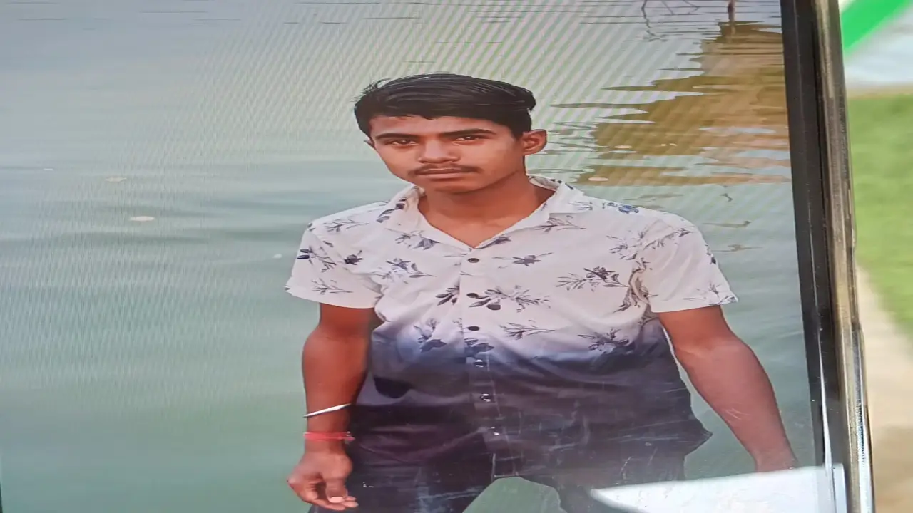 হঠাৎ বাড়ি ছেড়ে উধাও তরুণ! সন্তানের অপেক্ষায় চোখের জল ফেলছেন মা