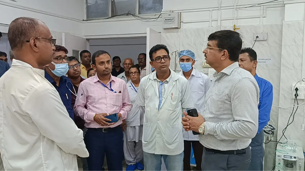 গোমতী জেলা হাসপাতাল পরিদর্শন করলেন স্বাস্থ্য সচিব কিরণ গিত্তে