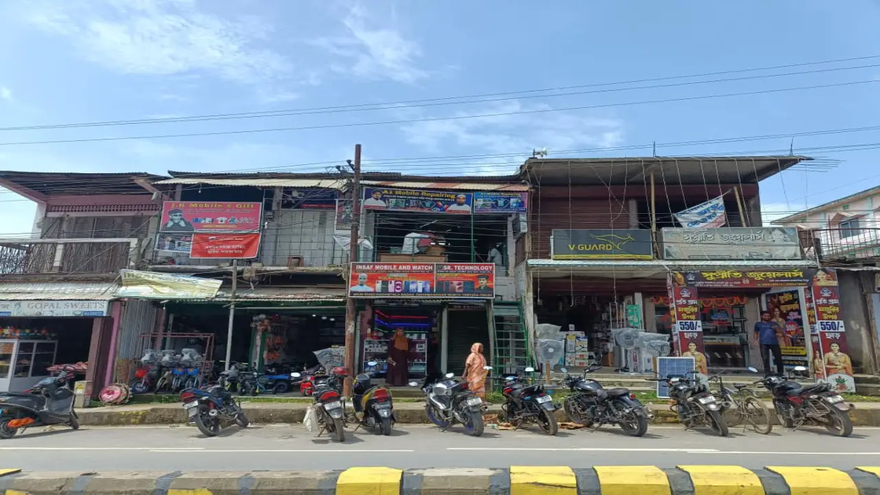 কদমতলা বাজারে ফের দুঃসাহসিক চুরি,মোবাইল দোকান থেকে ৮-১০ লক্ষ টাকার সামগ্রী উধাও; নিরাপত্তা নিয়ে ক্ষোভে ব্যবসায়ীরা