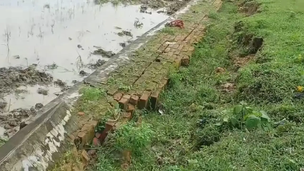 বেহাল রাস্তার জেরে চরম দুর্ভোগে গ্রামবাসীরা ।