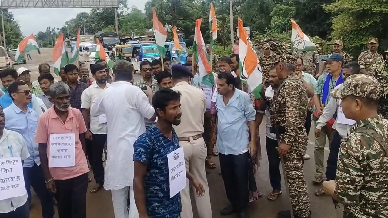 জাতীয় সড়কের বেহাল দশার প্রতিবাদে খোয়াইয়ে কংগ্রেসের দুই ঘণ্টার অবরোধ-বিক্ষোভ