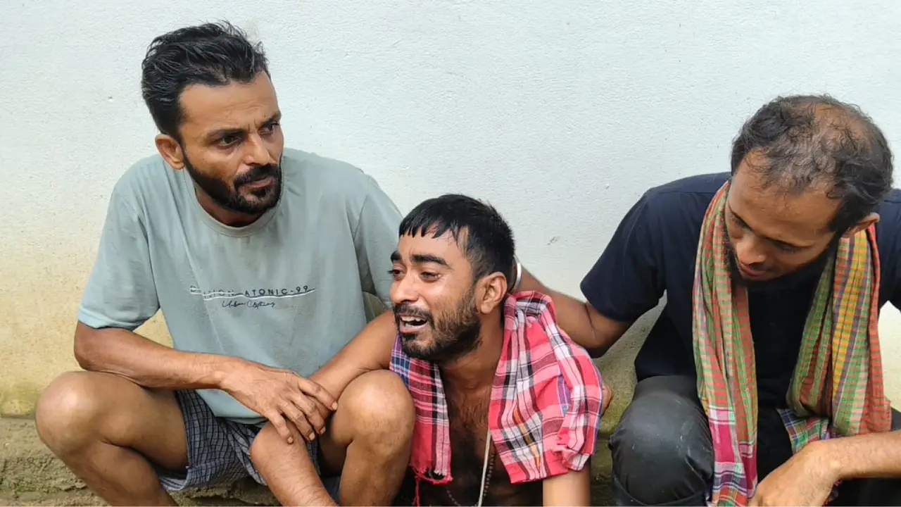 পশ্চিম মুহুরীপুর এলাকায় একই বাড়ীথেকে উদ্ধার তিন জনের মৃতদেহ উদ্ধারকরাহয়।