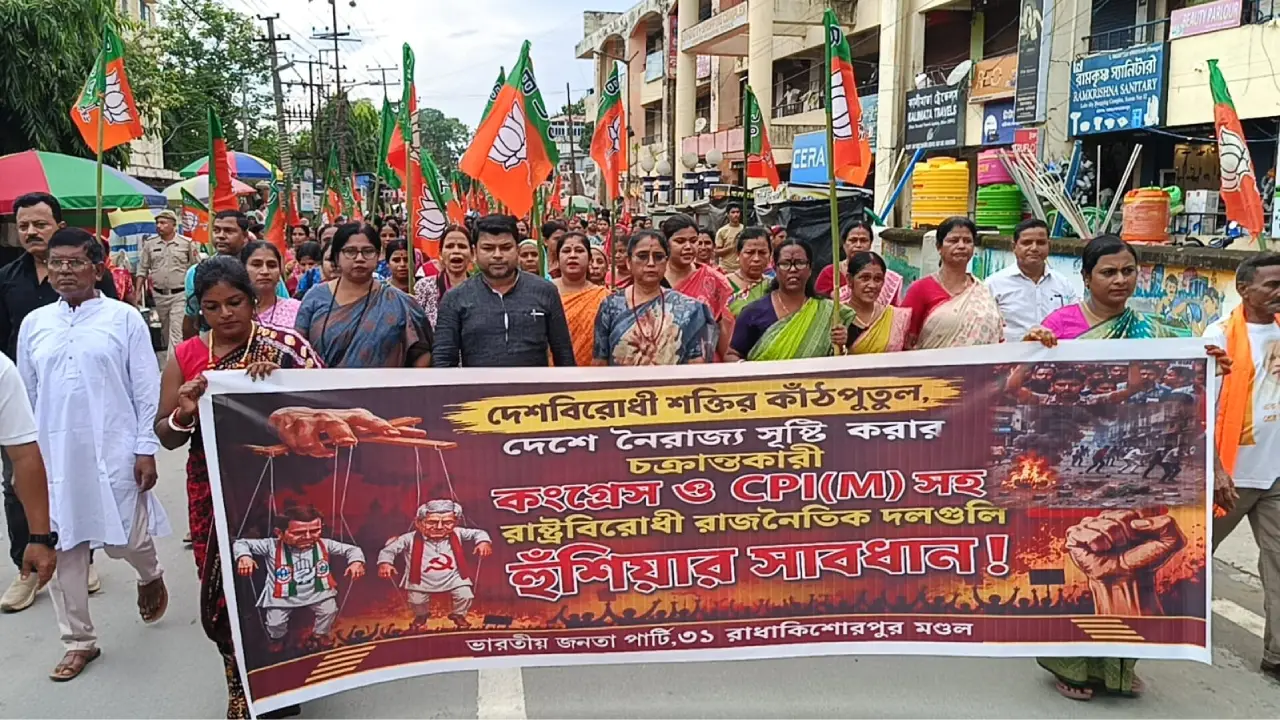 উদয়পুরে রাজপথে নেমে বিক্ষোভ মিছিল করলেন শাসক দল বিজেপি