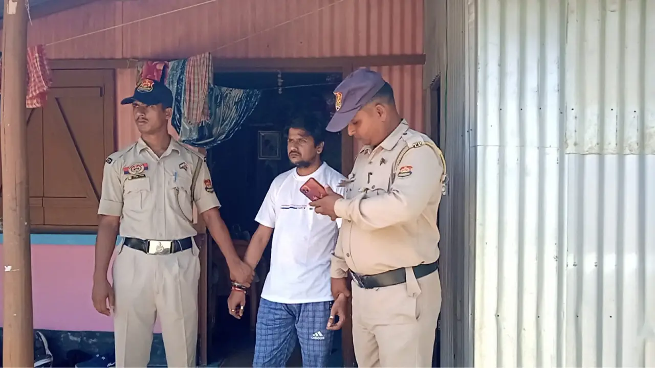 ফেন্সিডিলসহ আটক ১০৩২৩-এর চাকরিচ্যুত শিক্ষক, তাতচৌমুহনী থেকে উদ্ধার ৪৫ বোতল ফেন্সিডিল