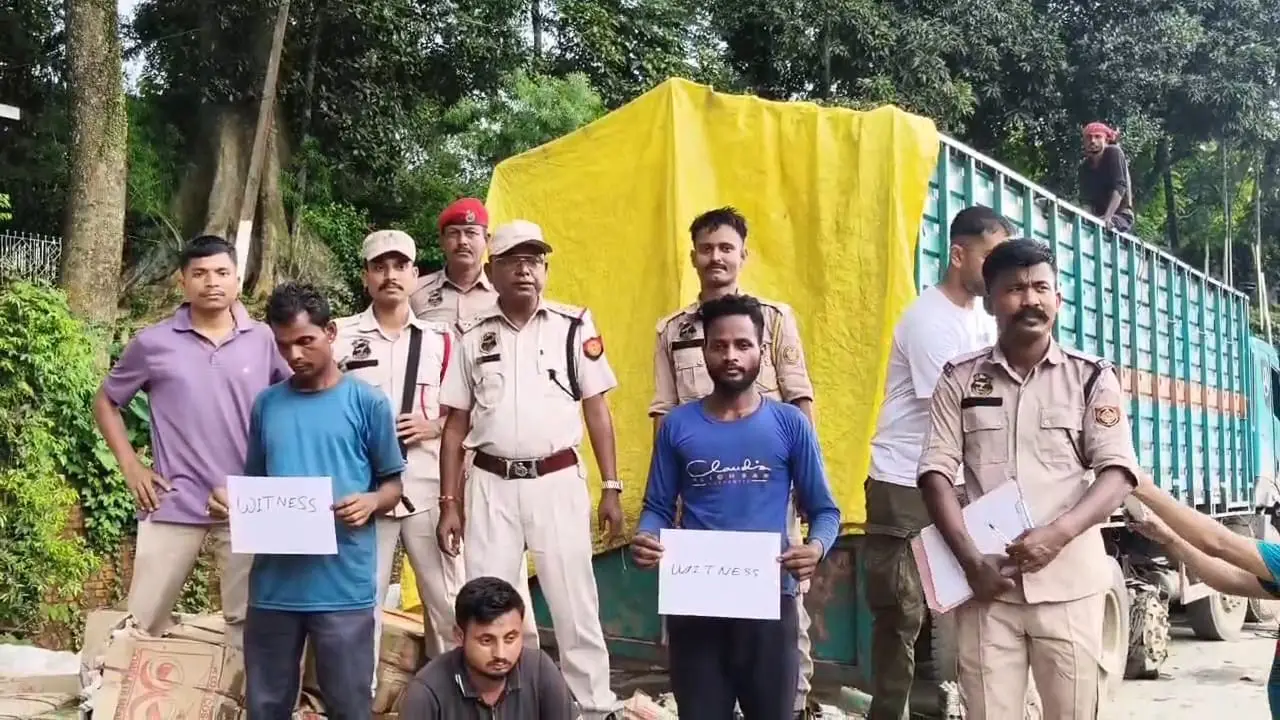 ডিমের কার্টনের আড়ালে ৩১,৬৫০ বোতল এসকাফ সিরাপ উদ্ধার