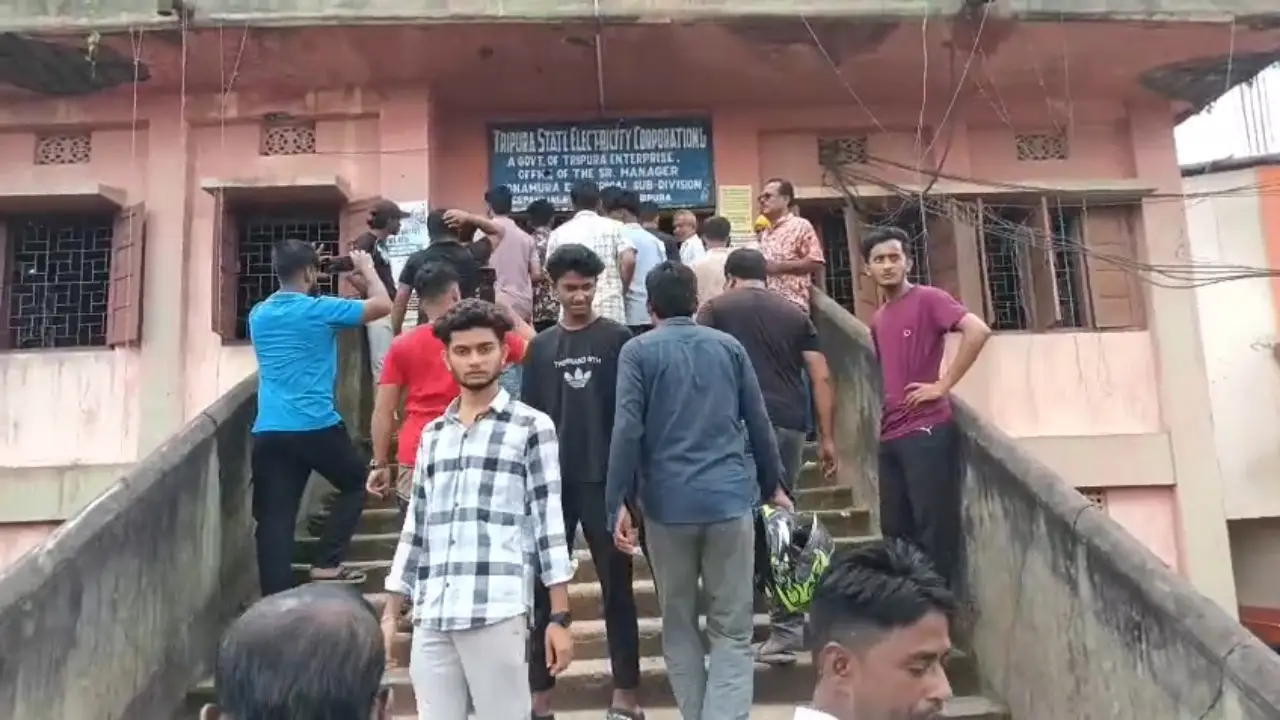 বর্ধিত বিদ্যুৎ বিলের প্রতিবাদে সোনামুড়া ইলেকট্রিক অফিসে তালাবন্দি!