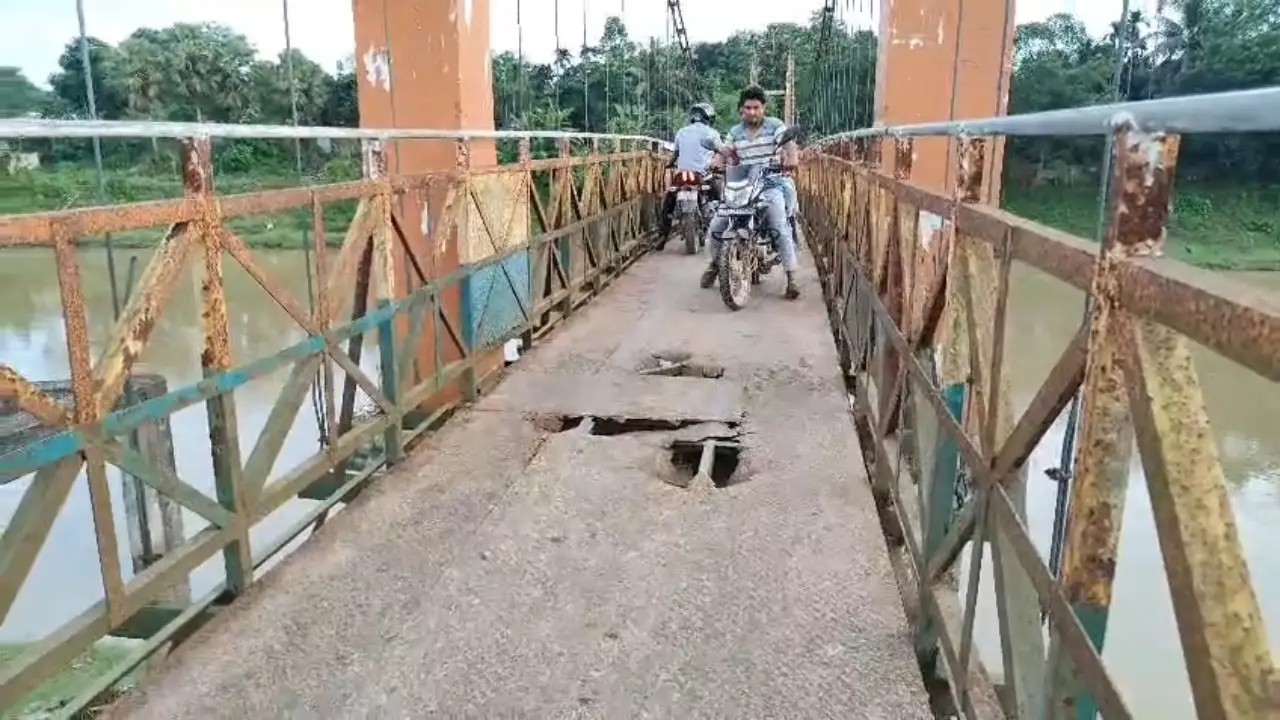অবহেলায় বেহাল ঝুলন্ত স্টিল ফুটব্রিজ।স্টিলের পাতজুড়ে বড় বড় গর্ত,বাড়ছে দুর্ঘটনার আশঙ্কা,আতঙ্কে পথচারীরা।
