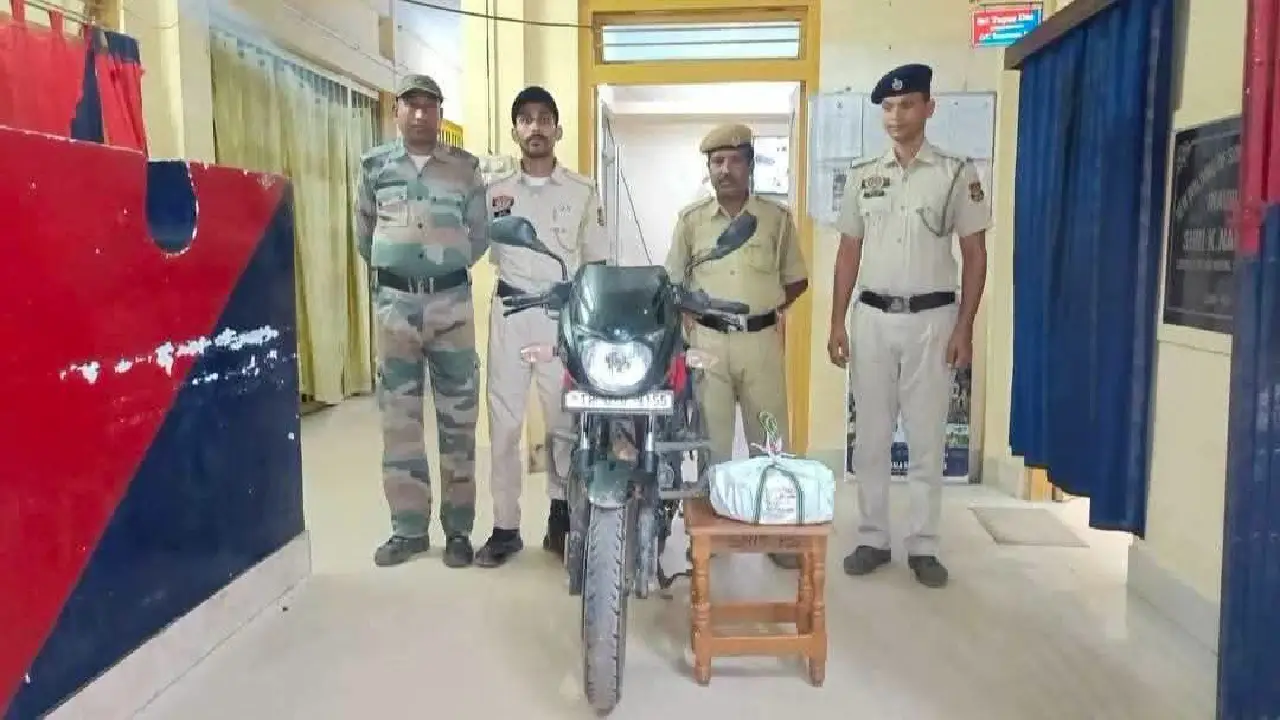 মোটরসাইকেল থেকে ২৫ বোতল এসকফ  সিরাপ উদ্ধার করেছে পুলিশ
