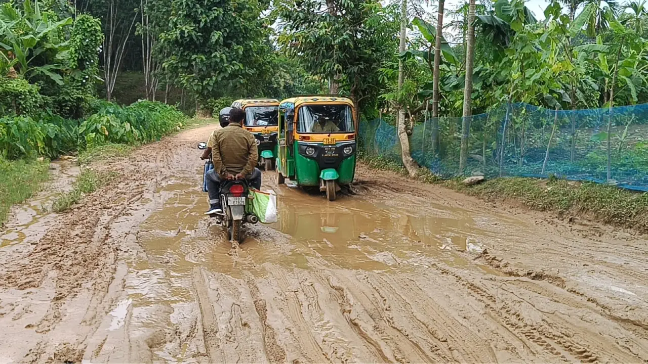 শীতাতপ নিয়ন্ত্রিত গাড়ি ছেড়ে কাঁদার রাস্তায় নামবেন নেতারা? বাগমার এই রাস্তা নিয়ে উঠছে বড় প্রশ্ন