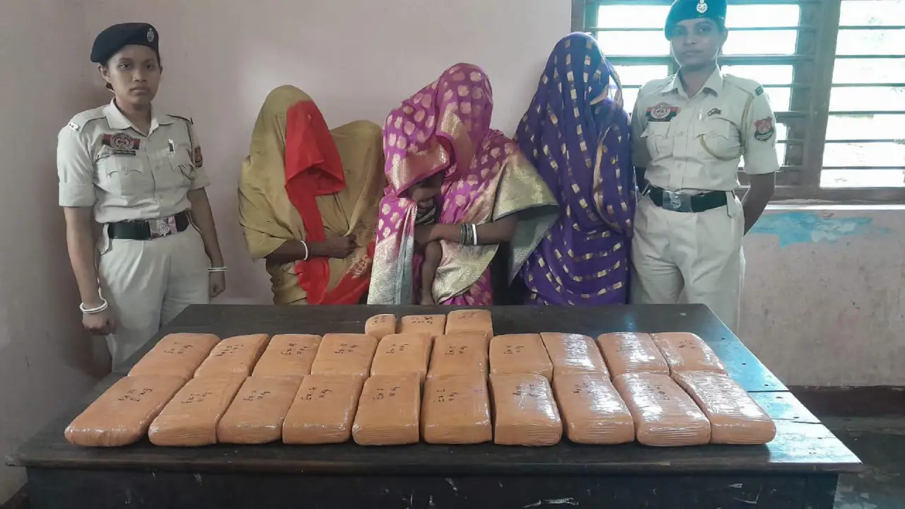 যোগেন্দ্রনগর রেল স্টেশনে পূর্ব আগরতলা থানার ওসির নেতৃত্বে বড় সাফল্য: প্রচুর পরিমাণ গাঁজাসহ ধৃত ৩ বিহারি মহিলা!